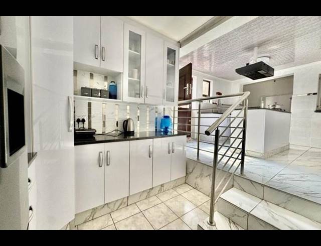 6 BEDROOM HOUSE FOR SALE IN GLENVISTA